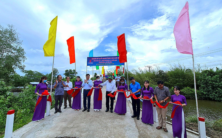Khánh thành và bàn giao cầu nông thôn trên địa bàn xã Tân Bằng, huyện Thới Bình, tỉnh Cà Mau vào chiều 6/5. Cà Mau bàn giao cầu nông thôn, trao học bổng học sinh nghèo vượt khó -0