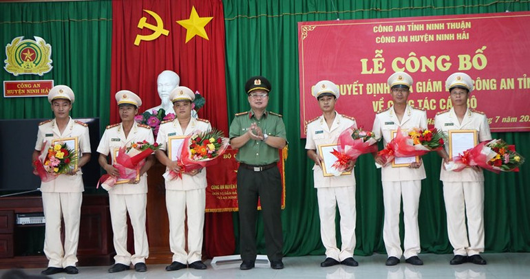 Đại tá Nguyễn Quân, Phó Giám đốc Công an tỉnh Ninh Thuận trao quyết định bổ nhiệm và điều động lực lượng công an chính quy về nhận nhiệm vụ lãnh đạo chủ chốt công an các xã. Thưởng nóng Ban chuyên án 819H -0