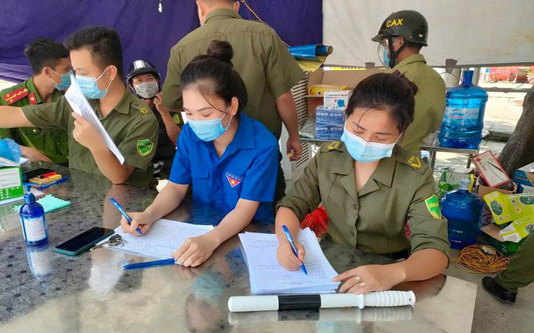 Công an xã ngày đêm truy vết, “bám chốt” giữ vùng xanh -0