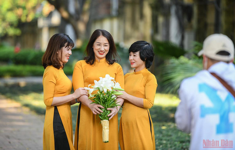 Tháng tư mùa hoa loa kèn tinh khôi xuống phố Hà Nội -0