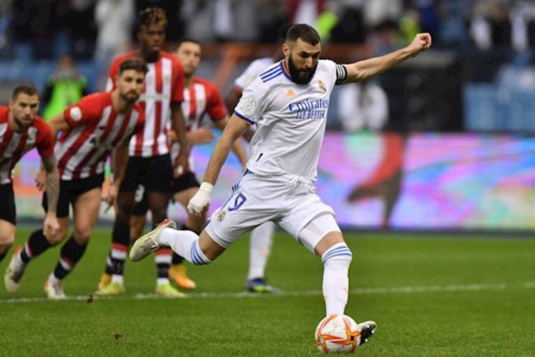 Benzema nâng tỷ số lên 2-0 ở phút 52. (Ảnh: SSC) Đả bại Athletic Bilbao, Real Madrid giành Siêu cúp Tây Ban Nha -0