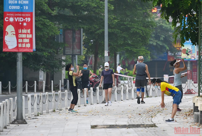 Người dân Hà Nội xuống đường tập thể dục sau nhiều ngày giãn cách -0