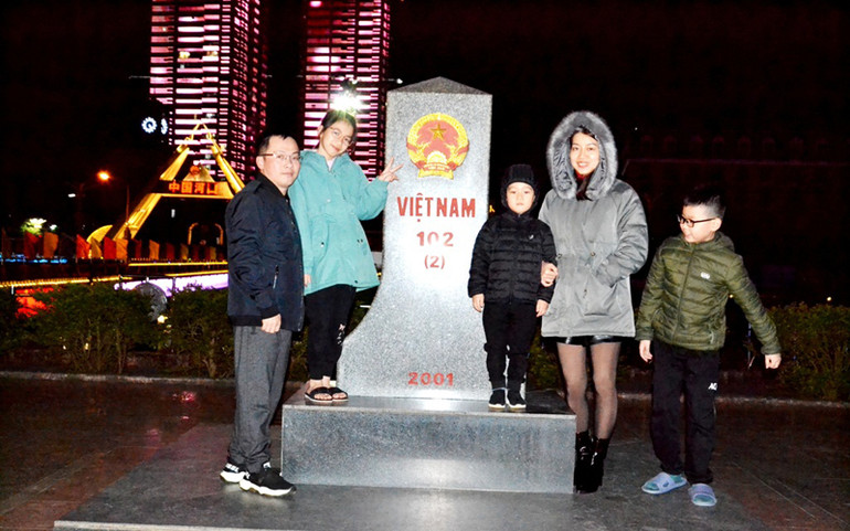 Người dân biên giới Lào Cai đón chào năm mới 2022 -0