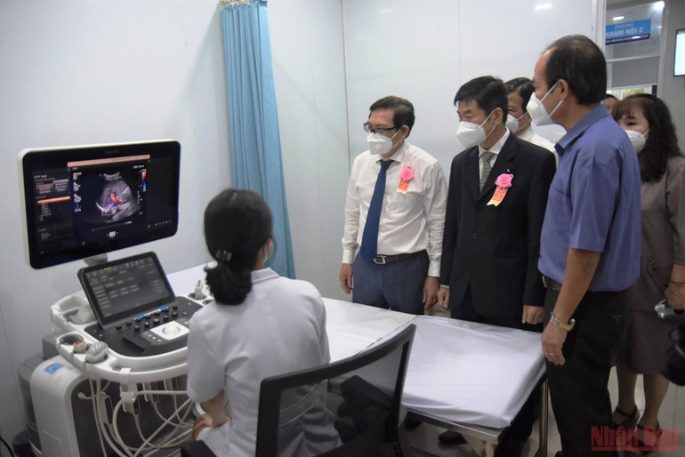 Các đại biểu tham quan Khoa khám bệnh và điều trị theo yêu cầu, Bệnh viện đa khoa Thống Nhất Đồng Nai. Bệnh viện đa khoa Thống Nhất Đồng Nai nâng công suất khám bệnh thêm 1.000 lượt người/ngày -0