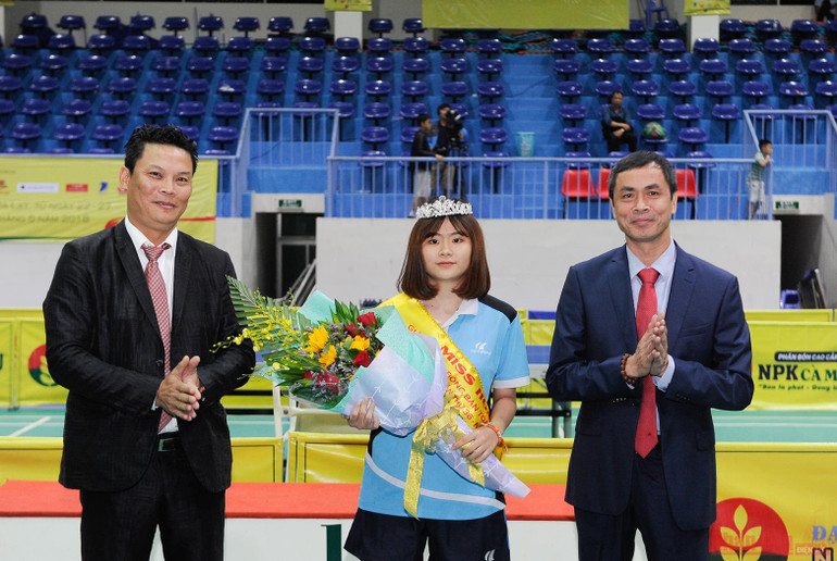 Hoa khôi Chung Thị Mỹ Huyền. Sắc đẹp bên bàn bóng -0