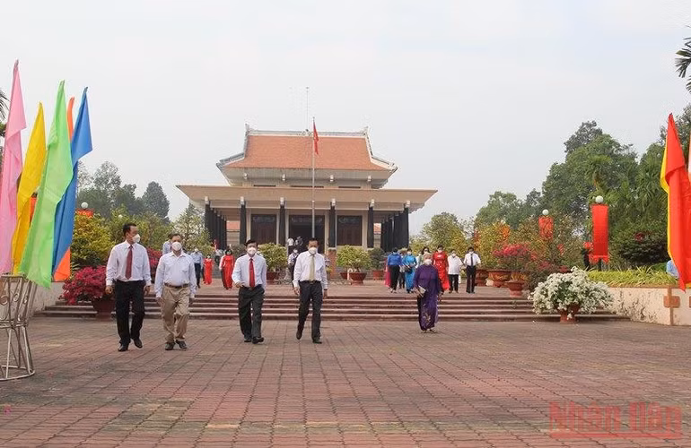 Viếng các khu tưởng niệm, lưu niệm và di tích tỉnh Vĩnh Long -0