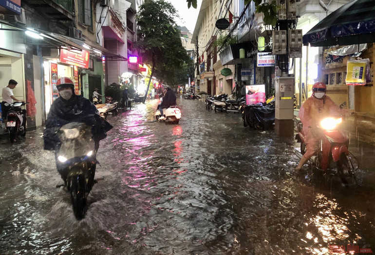 Ngập sâu, ùn tắc giao thông sau trận mưa lớn tại Hà Nội -3