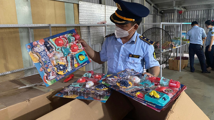 Tạm giữ hàng chục nghìn món đồ chơi không rõ nguồn gốc, xuất xứ ở Nam Định -0