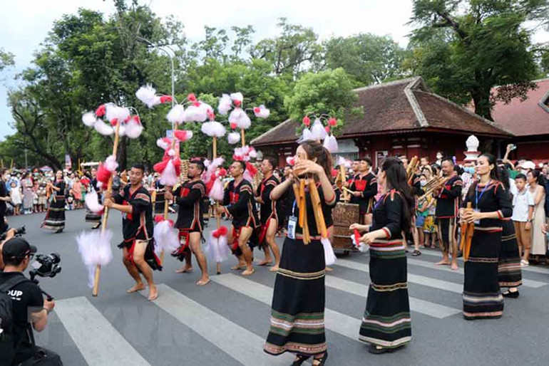 Các nghệ sĩ trình diễn trang phục và văn hóa các đồng bào dân tộc Tây Nguyên. Festival Huế 2022: Rực rỡ sắc màu văn hóa trong lễ hội đường phố -0