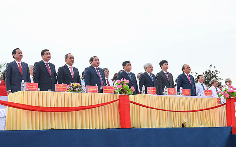 Hình ảnh Lễ thượng cờ thống nhất non sông ở di tích Đôi bờ Hiền Lương-Bến Hải -0