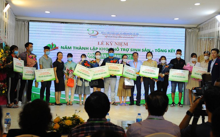 Hạnh phúc vỡ òa của những cặp vợ chồng hiếm muộn -0