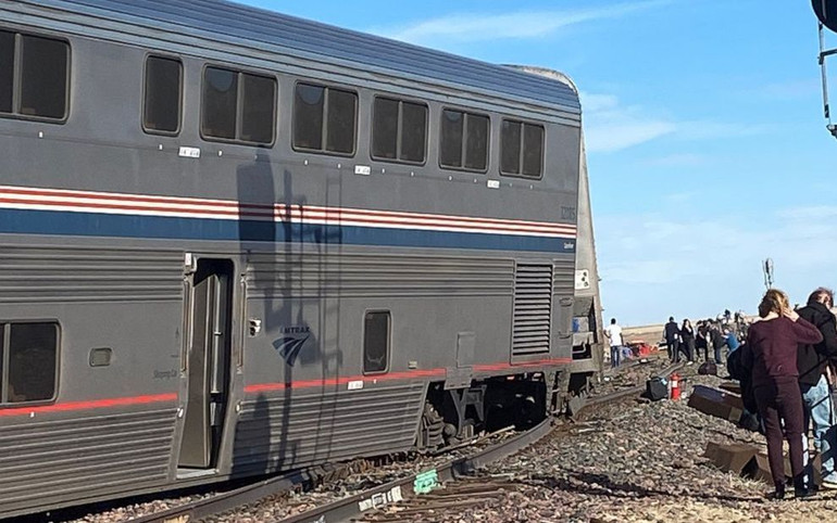 Tàu hỏa trật bánh ở Mỹ, ít nhất ba người chết -0
