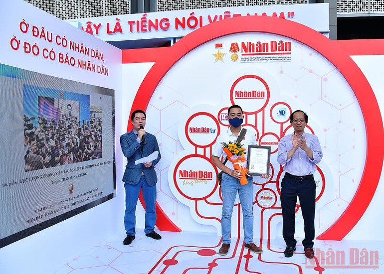 Đồng chí Huỳnh Tuấn, Phó Chánh Văn phòng Đảng ủy và Các đoàn thể Báo Nhân Dân, Ủy viên Ban Chấp hành Liên Chi hội nhà báo Báo Nhân Dân trao Giải ba cho tác giả Trần Mạnh Cường. (Ảnh: THỦY NGUYÊN) Trao giải Cuộc thi sáng tác ảnh nhanh tại Hội báo toàn quốc năm 2022 -0