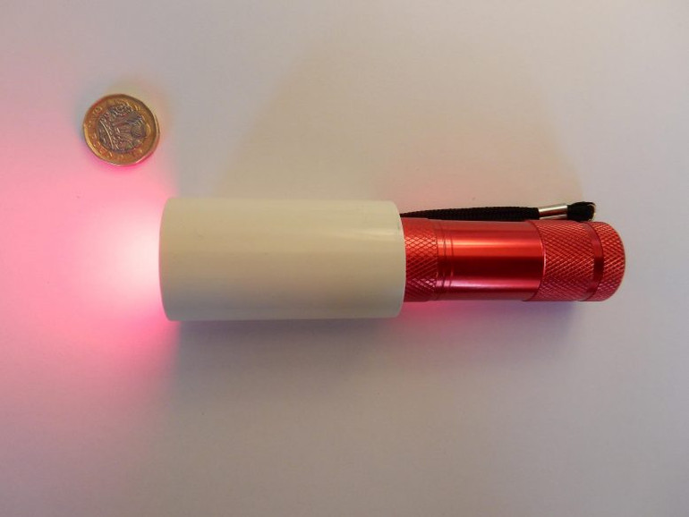 Đèn pin LED cầm tay được sử dụng trong nghiên cứu. Ảnh: UCL. Nhìn ánh sáng đỏ ba phút mỗi ngày cải thiện đáng kể thị lực -0