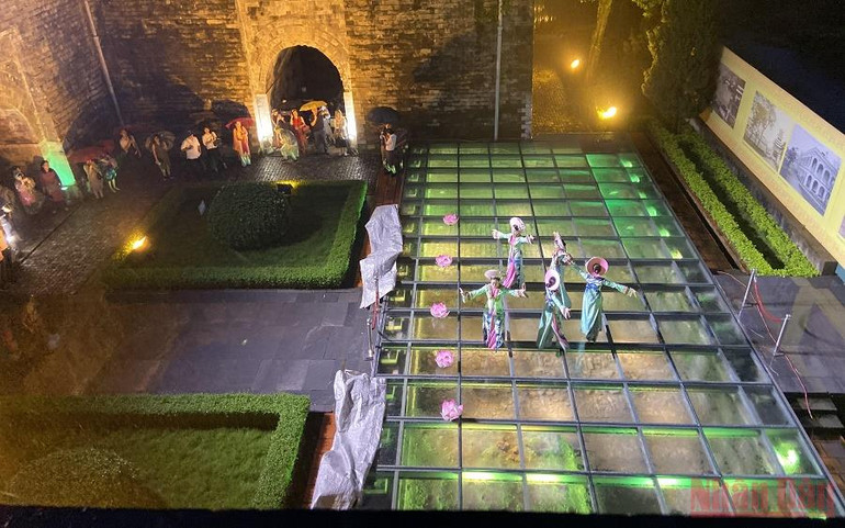 Hà Nội mở lại hoạt động xe buýt, taxi, dịch vụ ăn uống tại chỗ -0