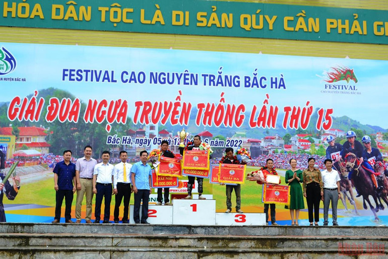 Sôi động đua ngựa thồ trên cao nguyên trắng Bắc Hà -0