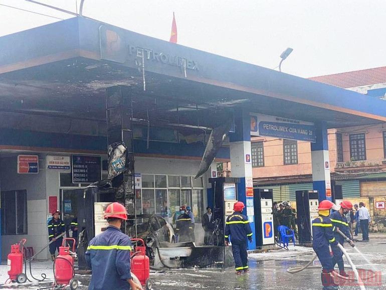 Vụ cháy đã làm hư hỏng phần lớn chiếc xe ô-tô con và cột xăng tại Cửa hàng xăng dầu 21. (Ảnh: TH) Cháy xe ô-tô và cửa hàng xăng dầu tại Thừa Thiên Huế -0