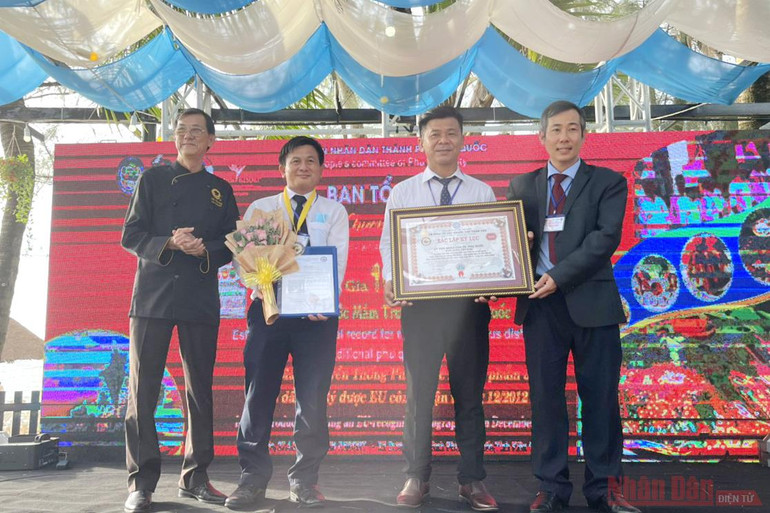 Ông Dương Duy Lâm Viên trao Quyết định xác lập kỷ lục. Xác lập kỷ lục quốc gia 100 món ngon sử dụng nước mắm truyền thống Phú Quốc -0