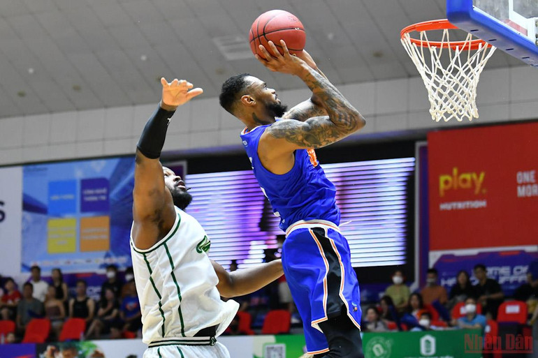 Trung phong 29 tuổi Shane Henry có 12 điểm và 7 rebounds trong hiệp đầu tiên, giúp đội chủ nhà dẫn trước 26-15. 5_1-1656893929721.jpg
