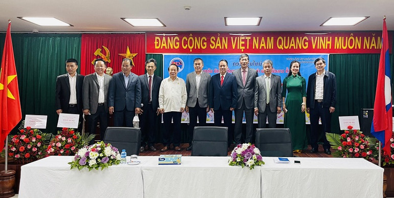 Ban Chấp hành khóa I của Hội doanh nghiệp Việt Nam tại Bắc Lào cùng đại diện phía Việt Nam và Lào. (Ảnh: Tổng Lãnh sự quán Việt Nam tại Luang Prabang) Thành lập Hội doanh nghiệp Việt Nam tại Bắc Lào -0
