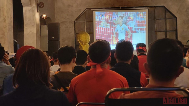 Các quán cafe đông nghẹt người. Vé “chợ đen” chung kết bóng đá nam SEA Games 31 “hạ nhiệt” trước giờ G -0