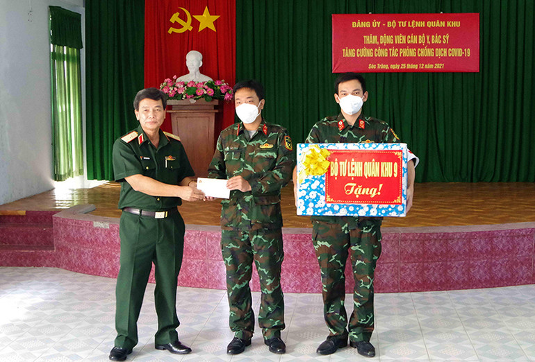 Thiếu tướng Đoàn Thanh Xuân tặng quà cho lực lượng bộ đội tham gia chống dịch Covid-19 tại Sóc Trăng. Lãnh đạo Quân khu 9 động viên lực lượng tăng cường phòng, chống dịch Covid-19 ở Sóc Trăng -0