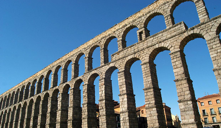 Cầu máng Segovia thời La Mã cổ đại. (Ảnh: hola.com) Top 10 điểm du lịch không thể bỏ qua khi đến Tây Ban Nha -0