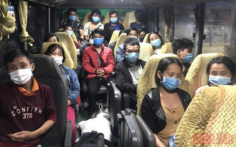 Xuyên đêm đón công dân từ vùng dịch về Hà Giang -0