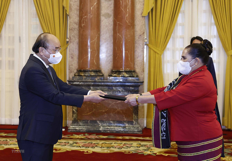 Chủ tịch nước Nguyễn Xuân Phúc nhận Quốc thư của Đại sứ Timor Leste tại Việt Nam Maria Olandina Isabel Caeiro Alves. (Ảnh: TTXVN) Chủ tịch nước tiếp các Đại sứ Timor Leste, Nigeria và Mông Cổ -0