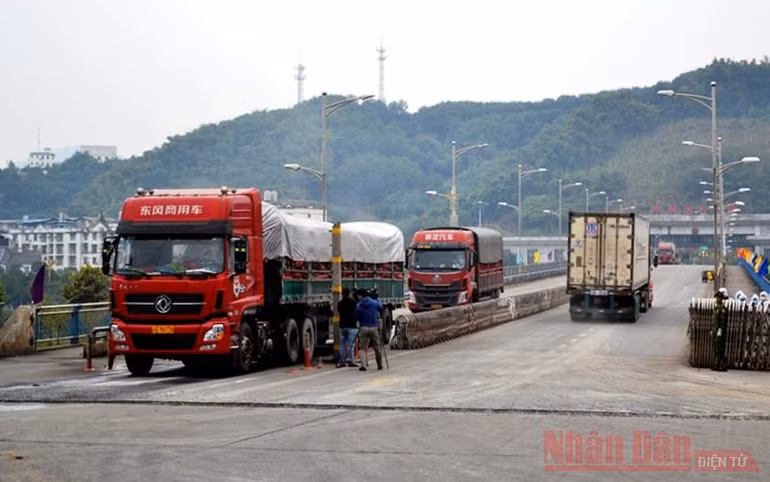 Chuyến hàng thanh long “xông đất” đầu năm mới Cửa khẩu Kim Thành -0