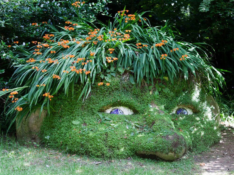 Những khu vườn bị lãng quên của Heligan, gần Mevagissey tại Cornwall, là một trong những vườn bách thảo nổi tiếng nhất ở Vương quốc Anh. Được xây dựng từ thế kỷ thứ 18, khu vườn giống như một câu chuyện cổ tích ngoài đời thực, nổi tiếng với những bức tượng đá kỳ dị, giống như Người hầu bùn đang ngủ. Những khu vườn ấn tượng trên thế giới -5