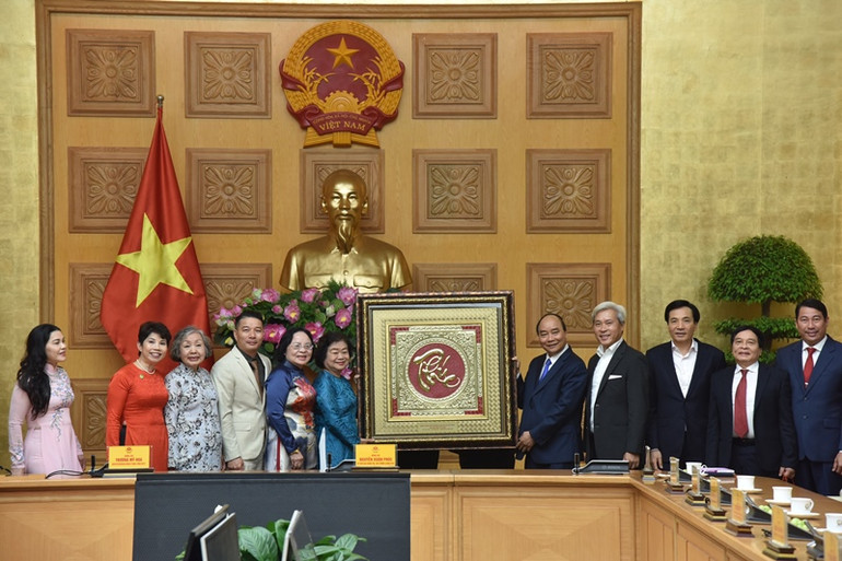 Thủ tướng Nguyễn Xuân Phúc gặp mặt đoàn công tác Quỹ Học bổng Vừ A Dính và CLB “Vì Hoàng Sa - Trường Sa thân yêu” -0