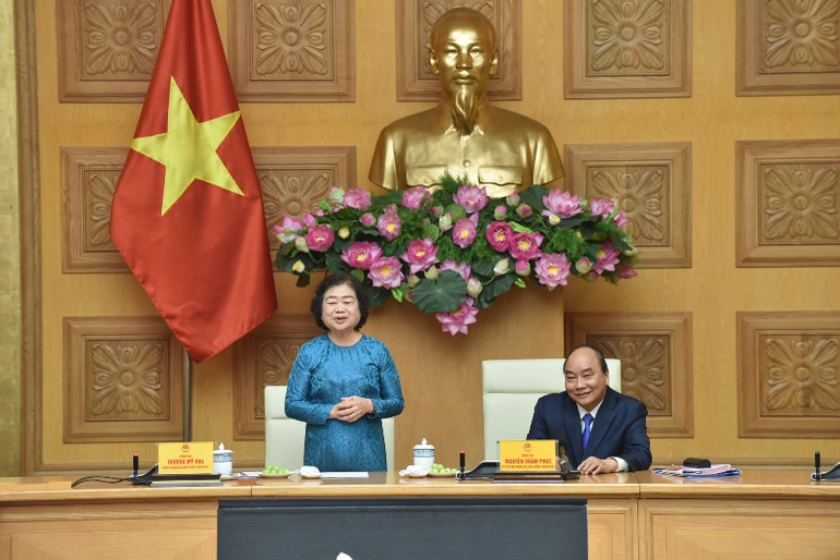 Thủ tướng Nguyễn Xuân Phúc gặp mặt đoàn công tác Quỹ Học bổng Vừ A Dính và CLB “Vì Hoàng Sa - Trường Sa thân yêu” -0