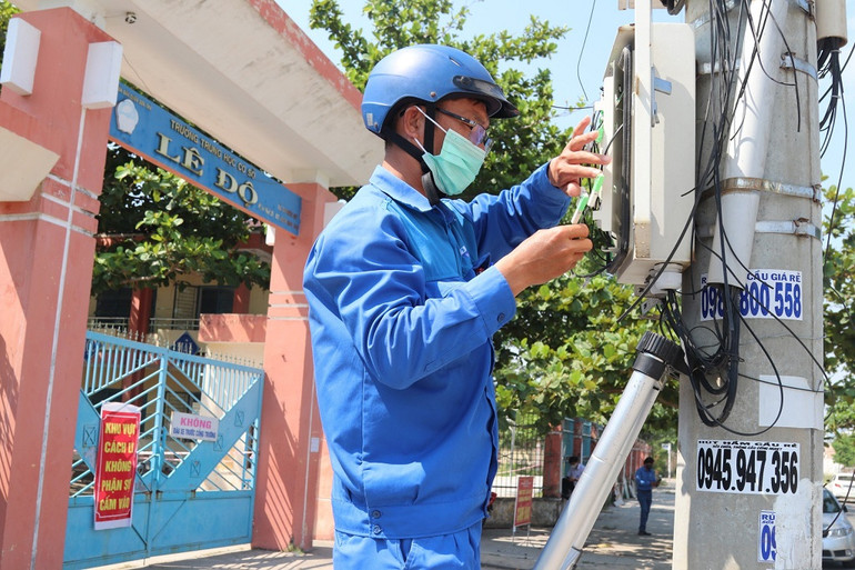Cán bộ kỹ thuật VNPT kết nối đường truyền cho các trường. Ảnh: TRỊNH QUANG. Nền tảng thi trực tuyến