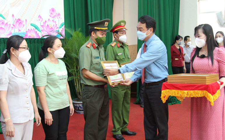Vĩnh Long tuyên dương lực lượng tuyến đầu phòng, chống dịch Covid-19 -0