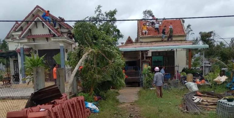 Quảng Nam: Gió lốc làm 20 nhà dân ven biển bị tốc mái -0