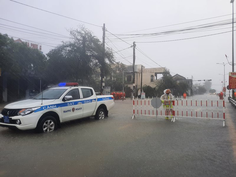 Quảng Nam: Tăng cường chốt chặn tại các điểm ngập sâu trên Quốc lộ 1A -0