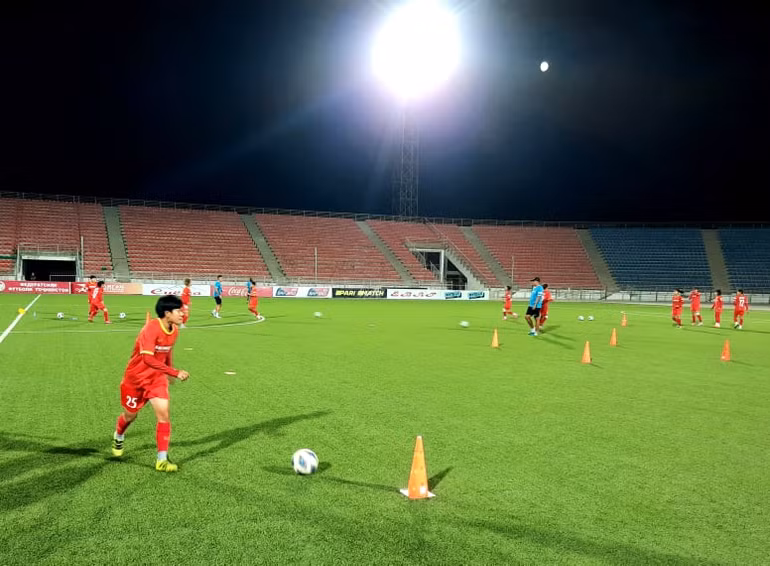 Đội tuyển nữ Việt Nam tập buổi đầu tiên, làm quen khí hậu tại Dushanbe -0