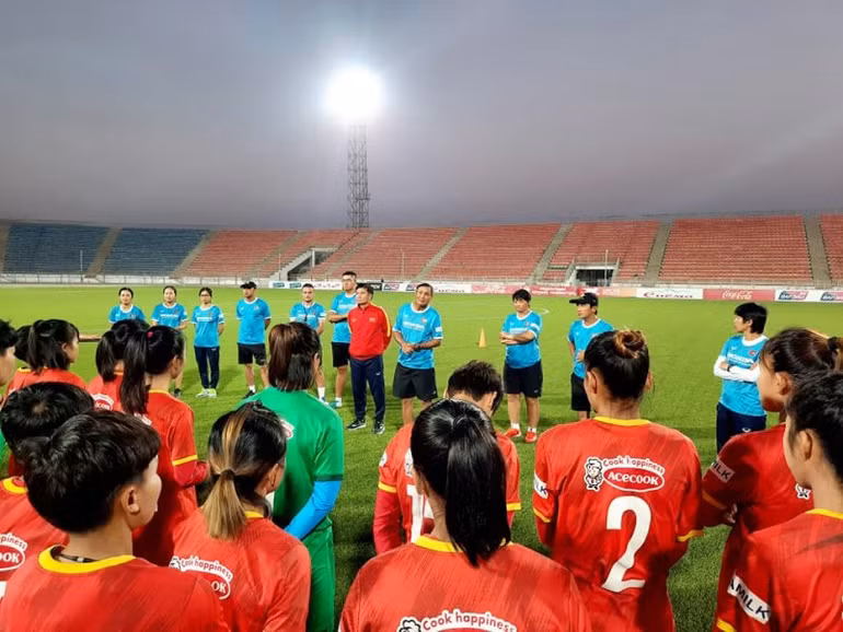 Đội tuyển nữ Việt Nam tập buổi đầu tiên, làm quen khí hậu tại Dushanbe -0