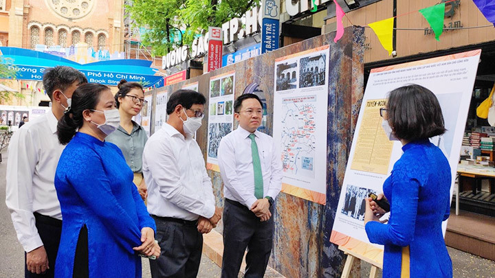 Các đại biểu tham quan triển lãm ảnh chuyên đề Kỷ niệm 132 năm Ngày sinh Chủ tịch Hồ Chí Minh tại Đường sách TP Hồ Chí Minh. Ảnh:HOÀNG TUYẾT Tinh thần khoan dung và khát vọng hòa bình Hồ Chí Minh -0