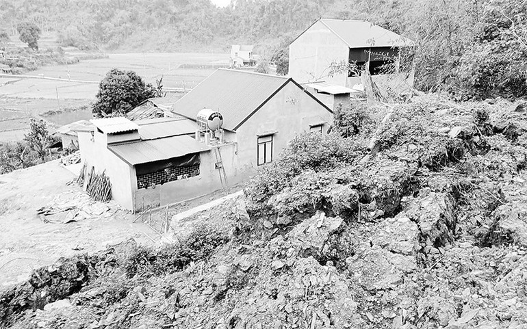 Nơm nớp lo sạt lở đất mùa mưa bão -0