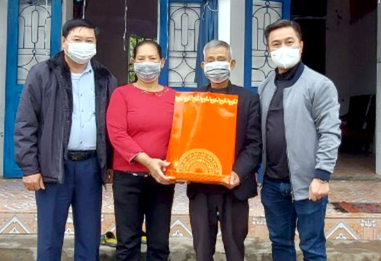 Báo Nhân Dân trao quà Tết cho người nghèo xã Đông Phong, huyện Tiền Hải (tỉnh Thái Bình). Xuân ấm trên quê lúa Thái Bình -0