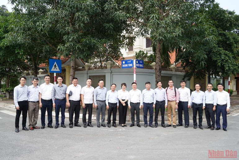 Đồng chí Tổng Biên tập Báo Nhân Dân chụp ảnh trên tuyến phố mang tên hai nhà báo lão thành của Báo Nhân Dân tại phường Lam Hạ, thành phố Phủ Lý, tỉnh Hà Nam. Tổng Biên tập Báo Nhân Dân làm việc với Tỉnh ủy Hà Nam -0
