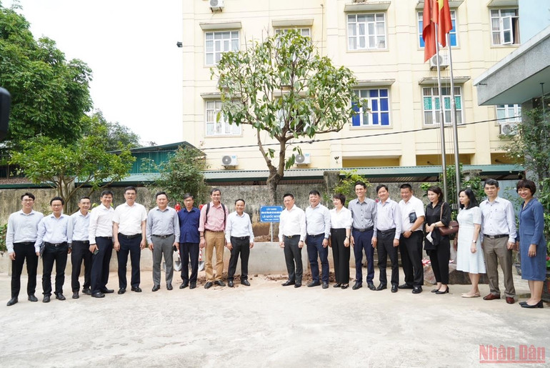 Đồng chí Tổng Biên tập Báo Nhân Dân trồng cây lưu niệm tại Văn phòng Báo Nhân Dân thường trú tại Hà Nam. Tổng Biên tập Báo Nhân Dân làm việc với Tỉnh ủy Hà Nam -0