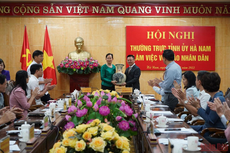 Đồng chí Lê Quốc Minh tặng quà lưu niệm cho lãnh đạo Tỉnh ủy Hà Nam. Tổng Biên tập Báo Nhân Dân làm việc với Tỉnh ủy Hà Nam -0