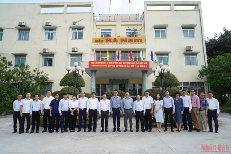 Đồng chí Lê Quốc Minh chụp ảnh lưu niệm với đội ngũ những người làm báo tỉnh Hà Nam. Tổng Biên tập Báo Nhân Dân làm việc với Tỉnh ủy Hà Nam -0