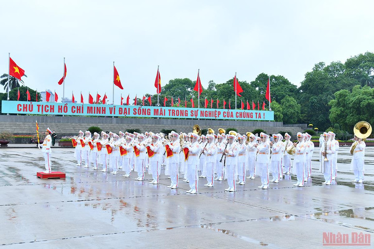Đoàn Quân nhạc thực hiện nghi thức của lễ viếng trên Quảng trường Ba Đình. Các đại biểu Quốc hội vào Lăng viếng Chủ tịch Hồ Chí Minh -0