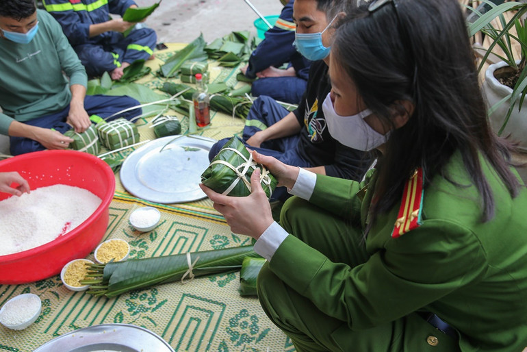 Bánh chưng của người lính cứu hỏa đón Tết xa nhà -0