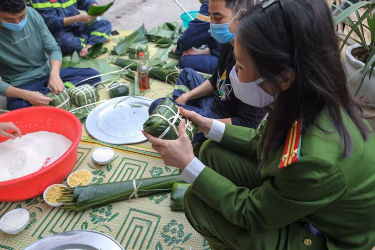 Bánh chưng của người lính cứu hỏa đón Tết xa nhà -0