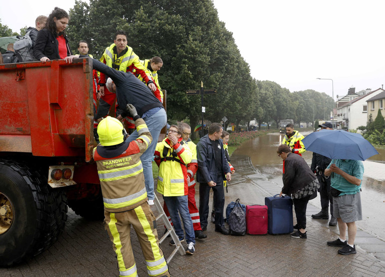 Lực lượng cứu hỏa sơ tán người dân tại South Limburg, Hà Lan. (Ảnh: EPA) flood -0